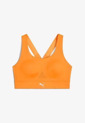 Oranje sport-bh met een gladde textuur, voorzien van een V-halsontwerp, gekruiste schouderbanden en kleine ventilatiegaten in een driehoekig patroon. Witte logo onderaan.