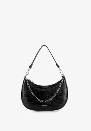 Sac à main en cuir synthétique noir imitation crocodile, de forme incurvée, avec une chaîne argentée en accent et une poignée courte pour le transport. Dispose d'une fermeture éclair.