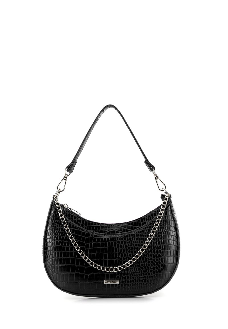 Schwarze Handtasche aus Kunstkrokodilleder mit geschwungener Form, silberner Kettenverzierung und kurzem Tragegriff. Verfügt über einen Reißverschluss.