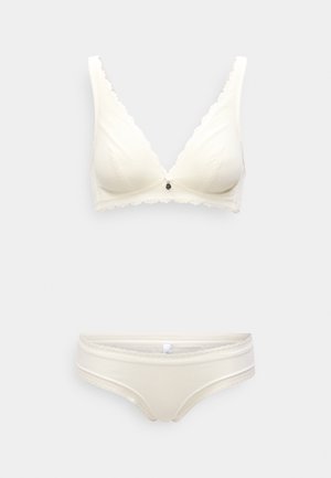 Svetlý ivojový set spodného prádla obsahujúci braletku s výstrihom do v a čipkovanými okrajmi a zladené tangá. Obe položky majú textúrovaný materiál a jemné lemovanie.
