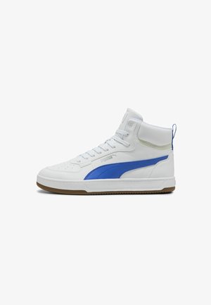 Valge kõrge sneaker sünteetilisest nahast, millel on sinine diagonaalne triip, kummine tall ja tekstureeritud varbakuppel, millel on perforatsioonid.