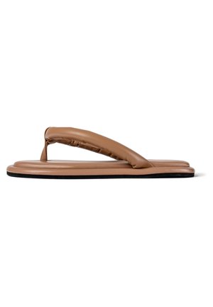 Braune Lederflip-Flops mit gepolstertem Zehentrenner und konturiertem Fußbett. Flache schwarze Gummisohle. Glatte Textur mit minimalen Designdetails.