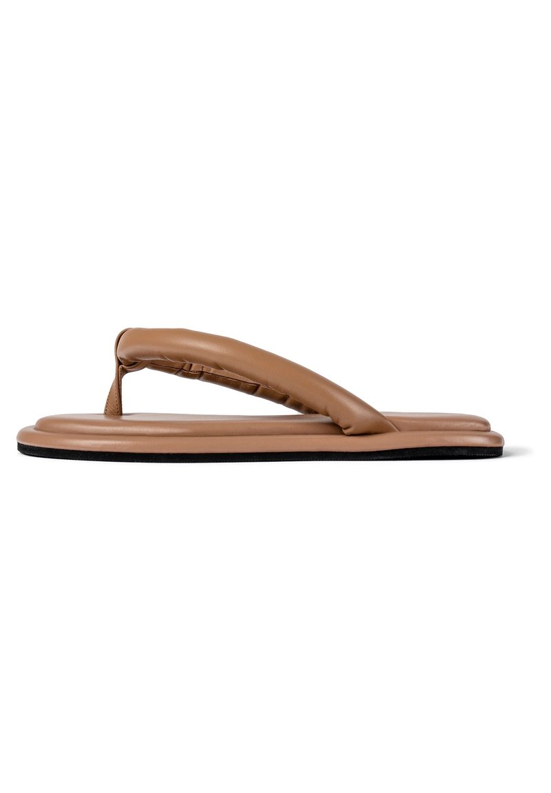 Ruskea nahkainen flip-flop, jossa on pehmustettu sormiväli ja muotoiltu pohja. Littee musta kumipohja. Sujuva pinta, jossa on minimaalinen muotoilun yksityiskohtia.