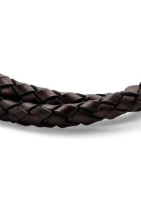 Ruskea nahkainen punottu vyö, jossa on rakenne pinta, esittelee monimutkaista kudontaa ja sileää viimeistelyä. Ei näkyvää metalliosaa tai koristeita.