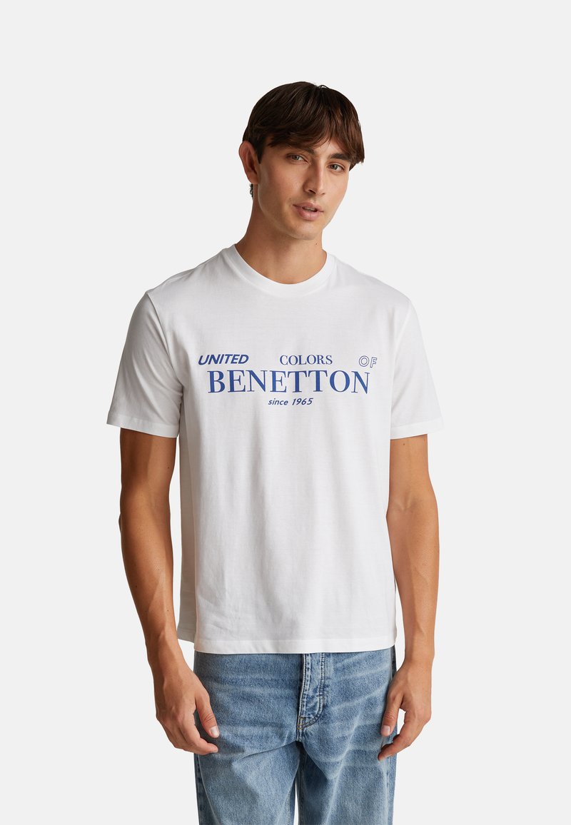 Bílý bavlněný tričko s modrým textem "UNITED COLORS OF BENETTON since 1965." Standardní střih s kulatým výstřihem a krátkými rukávy.