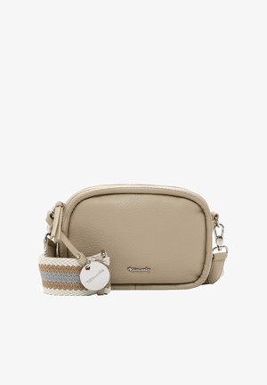 Borsa a tracolla beige con texture a pelle, forma rettangolare, hardware argentato e tracolla intrecciata a strisce. Presenta un dettaglio con medaglione del logo.