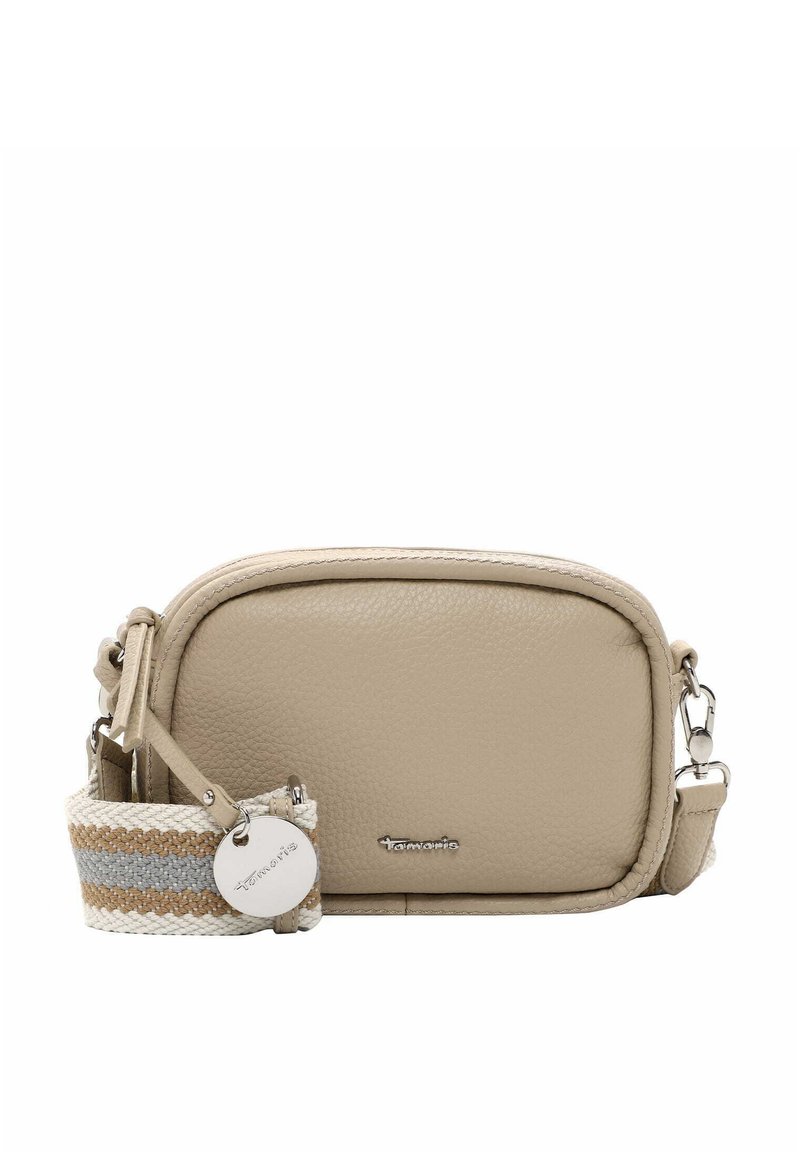 Borsa a tracolla beige con texture a pelle, forma rettangolare, hardware argentato e tracolla intrecciata a strisce. Presenta un dettaglio con medaglione del logo.