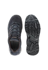 Scarpa da trekking blu scuro con lacci, colletto imbottito e suola in gomma dettagliata con un profondo motivo di battistrada, mostrata da viste superiori e inferiori.