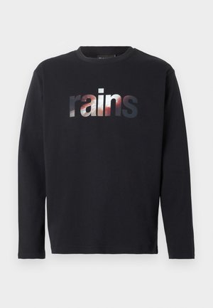 Schwarzes Langarm-T-Shirt mit Rundhalsausschnitt und "rains"-Logo in einem Farbverlauf aus dunklen Rottönen, Weiß und Grau auf der Brust.