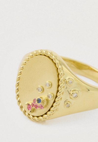 Zlatý prsteň s hladkým oválnym plôškom, s dizajnom pripomínajúcim lano pozdĺž okraja, zdobený ružovými a modrými kameňmi.