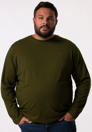 Camicia a maniche lunghe verde oliva in cotone, con collo rotondo, vestibilità rilassata e un piccolo logo in rilievo sul petto.