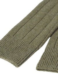 Guanti a coste di un verde oliva con una texture morbida e polsini lunghi, caratterizzati da un design semplice e senza cuciture e bordi puliti.