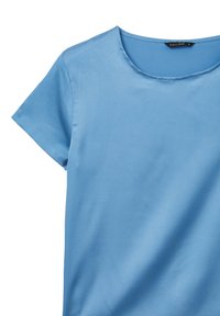 Top azzurro chiaro a maniche corte con scollatura rotonda, texture liscia e design minimalista. Il tessuto appare morbido e leggero.
