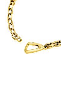 Goldene Kette mit ovalen Gliedern und einem dreieckigen Verschluss. Glatte Textur mit glänzender Oberfläche, die das elegante Design und die metallische Farbe hervorhebt.