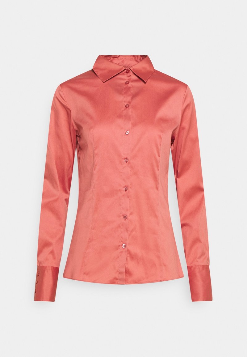 Blouse en satin rose corail à manches longues avec col pointu, fermeture boutonnée devant et poignets boutonnés, présentée sur fond blanc.