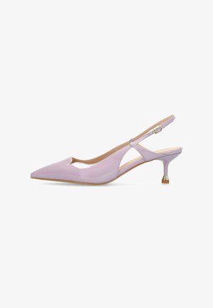 Décolleté slingback in vernice color lavanda con punta affilata, cinturino regolabile con fibbia e tacco stiletto sottile di altezza media con dettaglio metallico.