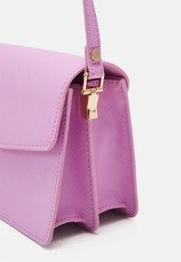 Fialová kabelka s texturovaným povrchem, strukturovaným tvarem, zlatým kováním a klopou. Obsahuje odnímatelný popruh pro všestrannost.