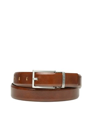 Brązowy skórzany pasek z błyszczącym wykończeniem, wyposażony w srebrną prostokątną klamrę i wiele otworów do regulacji. Gładka faktura i zaokrąglone krawędzie.