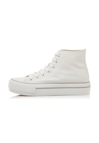 Zapatilla alta de lona blanca con punta redonda, cordones, ojetes plateados, suela de goma y una franja gris en la base. Textura suave en general.