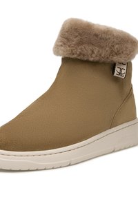 Stivale alla caviglia in suede marrone con bordo in pelliccia sintetica, suola in gomma chiara e dettagli di cucitura minimi. Presenta un piccolo cartellino con logo sul lato.