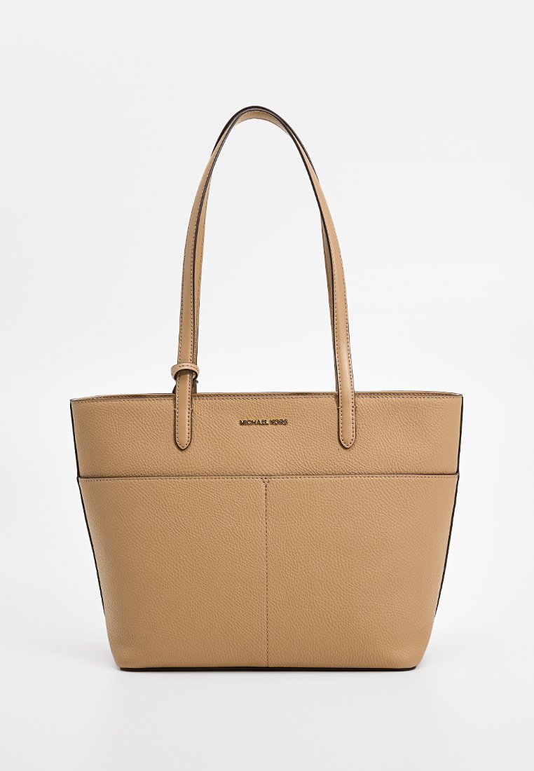 Borsa tote in pelle tan con due manici lunghi, forma strutturata, superficie testurizzata e logo dorato sul fronte. Design minimalista.