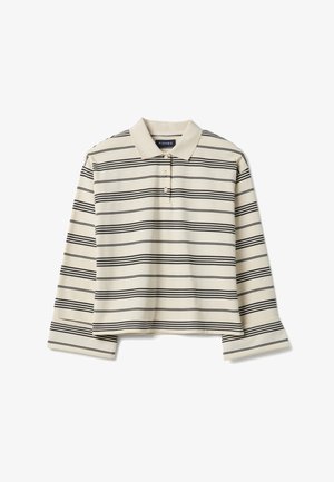 Camiseta polo corta a rayas con mangas largas en crema y negro. Cuenta con un cuello estándar y una tapeta con tres botones. Textura de tela suave.
