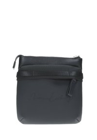 Trousse zippée noire en matériau synthétique lisse. Dotée d'un logo en relief à l'avant, d'un design épuré et d'une bande en tissu autour du haut.