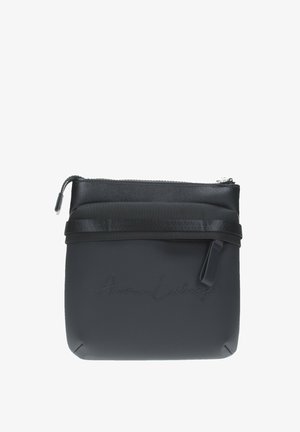 Bustina nera con zipper realizzata in materiale sintetico liscio. Presenta un logo impresso sul davanti, un design elegante e una fascia in tessuto attorno alla parte superiore.