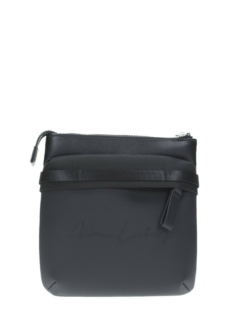 Trousse zippée noire en matériau synthétique lisse. Dotée d'un logo en relief à l'avant, d'un design épuré et d'une bande en tissu autour du haut.