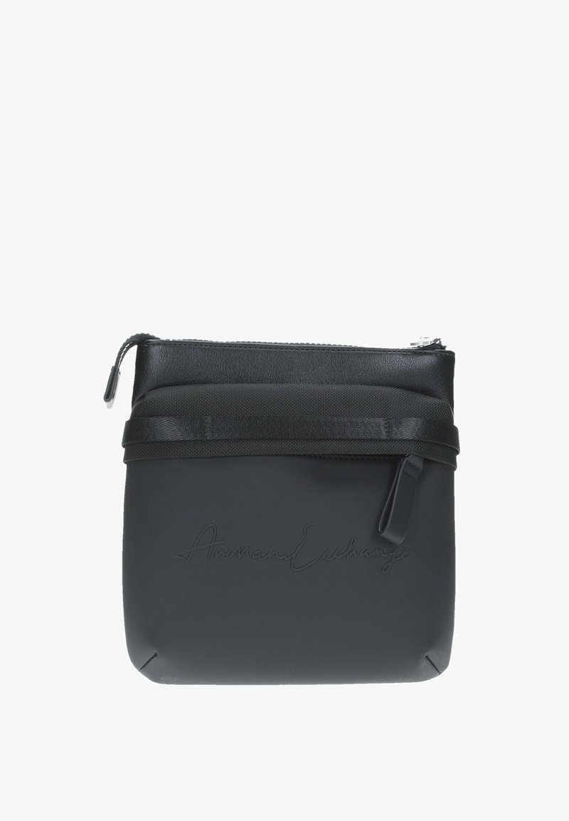 Trousse zippée noire en matériau synthétique lisse. Dotée d'un logo en relief à l'avant, d'un design épuré et d'une bande en tissu autour du haut.