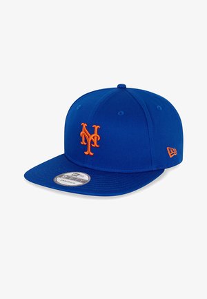 Gorra snapback azul de tela, con un logotipo bordado en naranja "NY" en el frente y una visera plana. Etiqueta en la parte inferior de la visera.