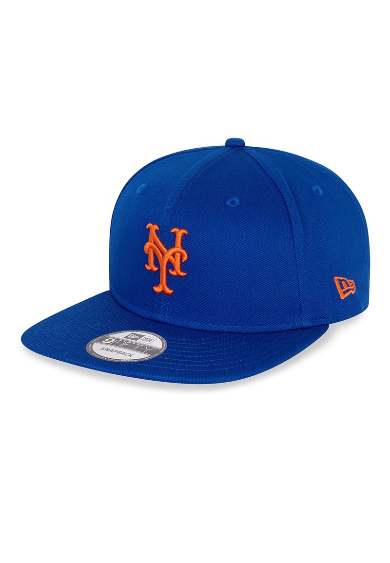 Niebieska czapka snapback uszyta z materiału, z pomarańczowym haftowanym logo "NY" z przodu i płaskim daszkiem. Metka na dolnej stronie daszka.