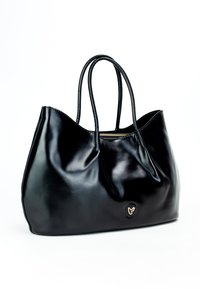 Borsa tote in pelle nera con texture liscia, forma arrotondata e due manici. Presenta un logo in tonalità oro e una chiusura con zip sulla parte superiore.