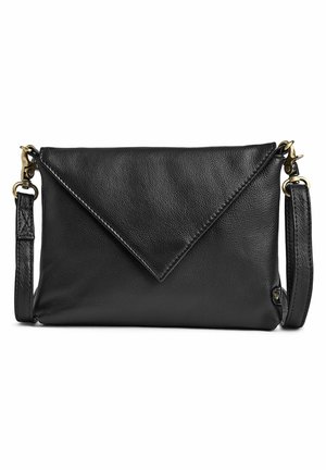 Zwarte leren envelope-stijl crossbodytas met verstelbare riem en gouden sluitingen, afgebeeld tegen een witte achtergrond.