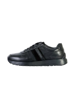 Baskets de sport noires en cuir et textile avec une finition lisse, dotées d'un col rembourré, d'un système de laçage et d'une semelle en caoutchouc texturée.