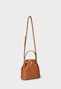 Brązowa skórzana torba na ramię o okrągłej górze, z regulowanym paskiem na ramię i zaciśniętym fasonem. Posiada złote okucia i akcent w postaci paska.