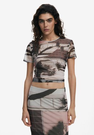 Top a maniche corte con un design trasparente e patterned nei toni del rosa e del marrone, caratterizzato da una silhouette aderente. Decorato con un collo rotondo.