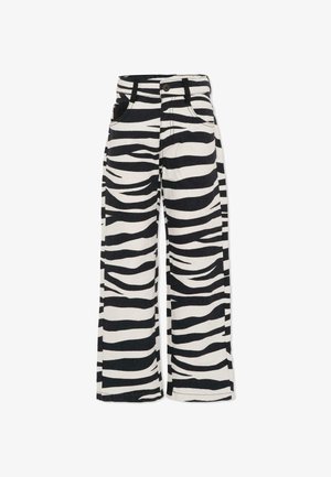 Pantaloni a gamba larga con strisce zebra in bianco e nero, dotati di chiusura a bottoni, due tasche frontali e un tessuto morbido e testurizzato.