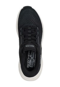 Zapatilla tipo slip-on Skechers negra con parte superior de malla, cordones elásticos y suela blanca. Presenta el logotipo en la lengüeta y en la plantilla.