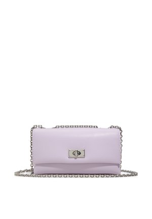 Fioletowa skórzana torebka crossbody z łańcuszkiem, w kształcie prostokąta, z ozdobnym metalowym zapięciem. Gładka tekstura i minimalistyczny design.