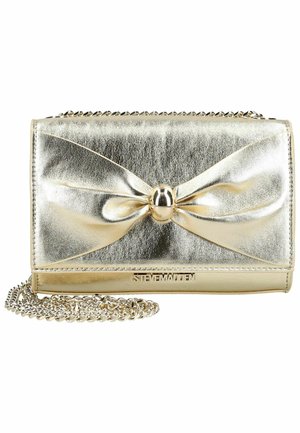 Goldene Metallic-Clutch mit einem verdrehten Schleifen-Detail vorne und angebrachtem Kettenriemen, Steve Madden Markenlogo sichtbar.