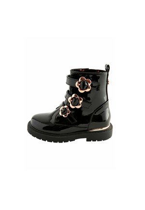 Schwarze Lackleder-Stiefelette mit floralen Akzenten, verstellbaren Riemen und einer strukturierten schwarzen Sohle. Enthält einen metallisch goldenen Streifen nahe der Basis.