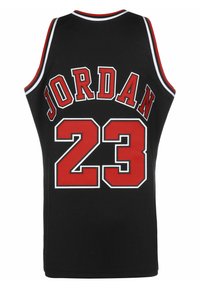 Maillot de basket-ball noir avec des accents rouges et blancs. Présente "JORDAN" en grandes lettres rouges au-dessus du numéro "23". Tissu en maille avec un design sans manches.
