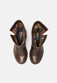 Bottes basses en cuir marron à finition lisse, avec une doublure intérieure rayée colorée et un design à bout rond.