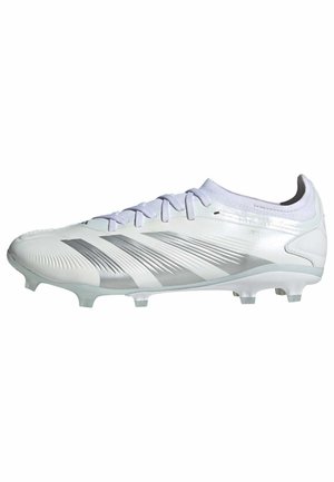 Chaussure de football blanche avec un design élégant, tige synthétique texturée, accents argentés et semelle légère avec des crampons pointus.