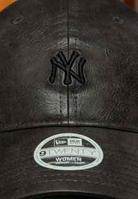 Černá kožená baseballová čepice s vyšitým logem NY, s nastavitelným páskem a kulatou etiketou produktu uvádějící "9TWENTY Women."