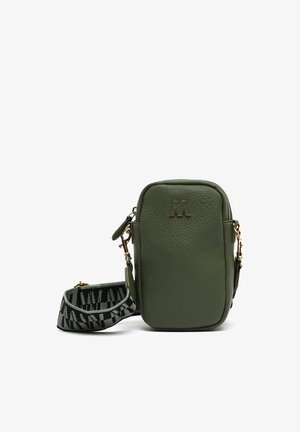 Zelená kožená crossbody taška se zlatými detaily, zaoblenými okraji a vzorovaným textilním popruhem. Výrazné logo 'M' na přední straně.