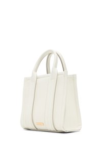 Vit strukturerad läderhandväska med två överhandtag, vertikal sömdetaljering och en liten guldlogoplackett på framsidan.