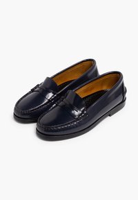 Marineblaue Lacklederslipper mit traditioneller Mokassinnähte, einem dekorativen Riemen und einem glatten Innenfutter, ausgestattet mit einem niedrigen Gummihack.