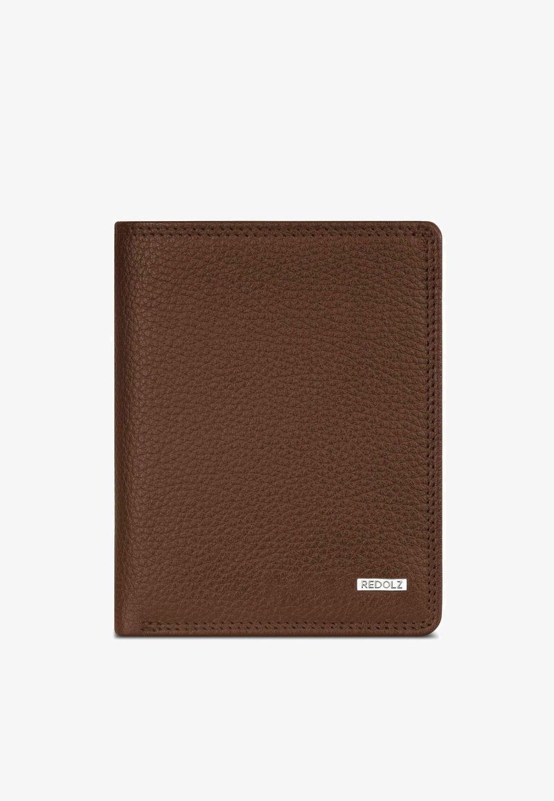 Portefeuille en cuir brun avec une surface texturée, présentant des coutures visibles et un petit logo métallique dans le coin inférieur droit.